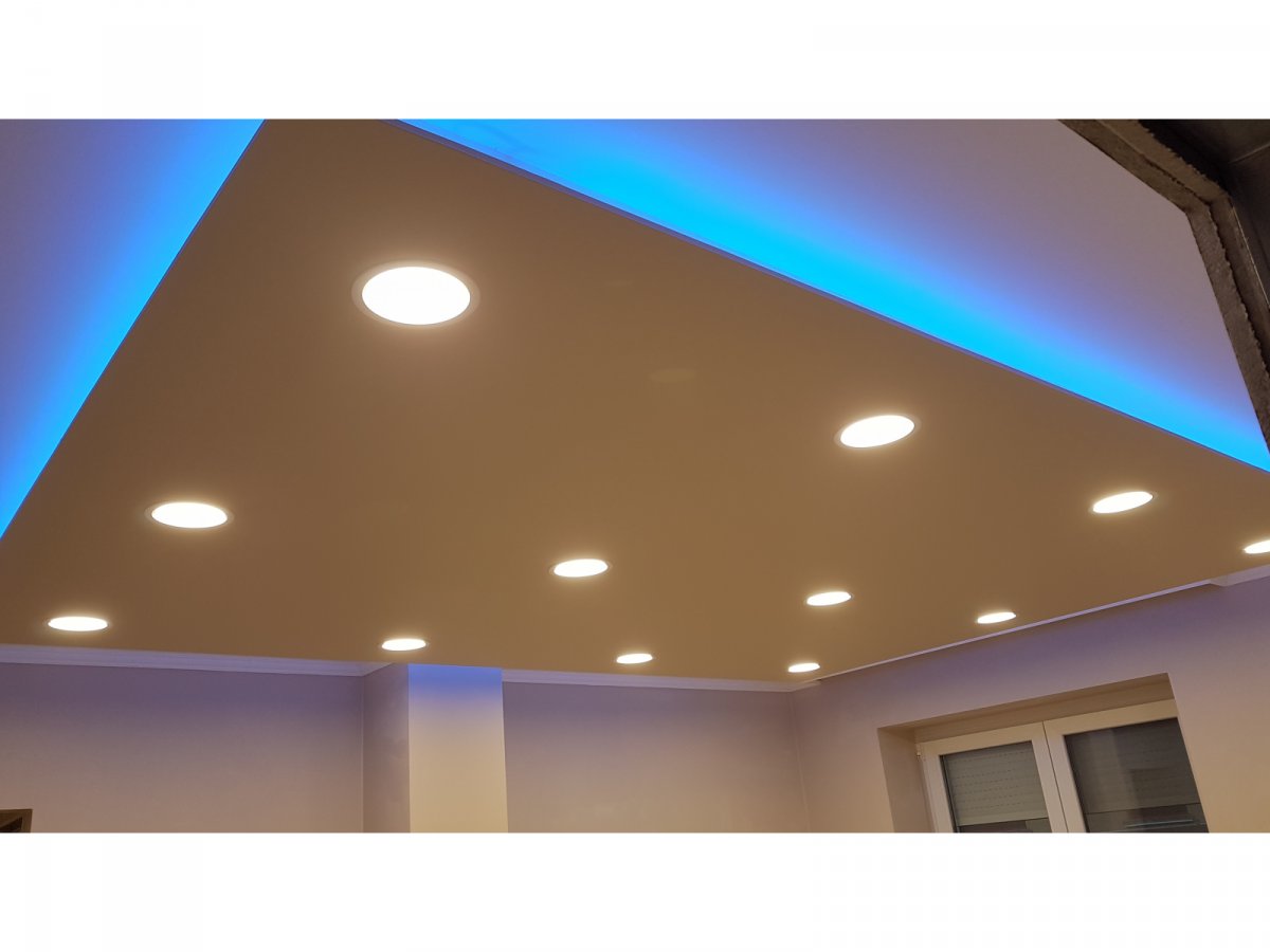 RGB LED szalag kék fénye. Nagyon szép és hatékony a led csík. 