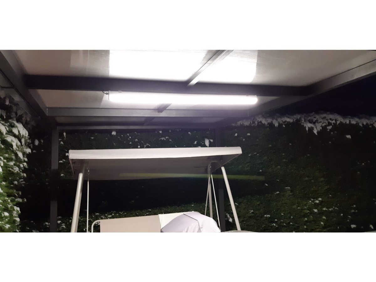 Plexi teraszborítás, alatta hintaágy, a mennyezeten pedig hosszú led lámpa a minél nagyobb fényért. 