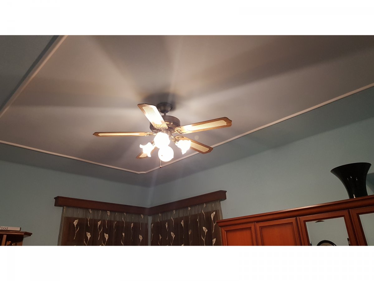 Ventilátoros lámpa klasszikus stílusú szobában felszerelve 