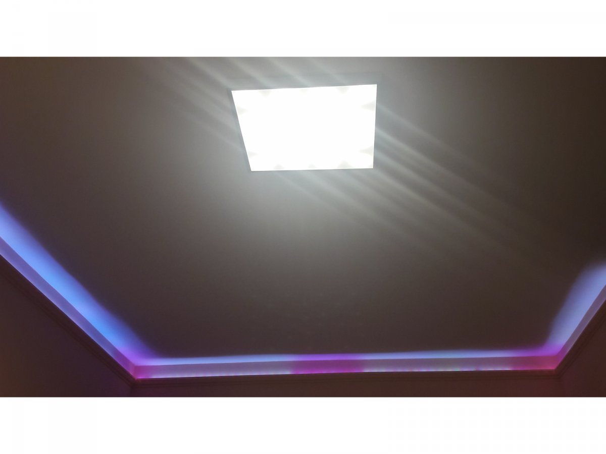 Kis méretű oldalfali rv lécben is megfér a 1 cm széles led csík