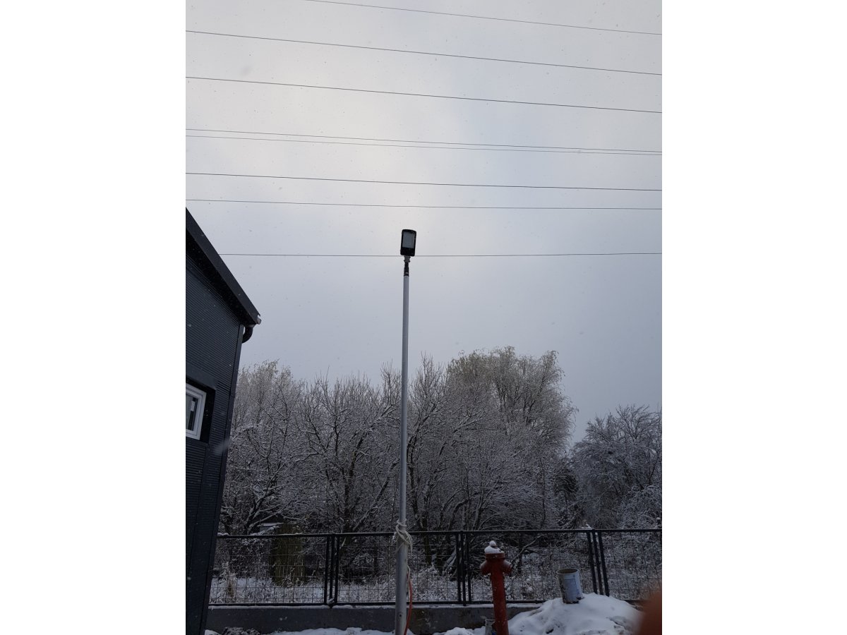 Cég telephelyi világítása LED utcai lámpával, oszlopra szerelve 