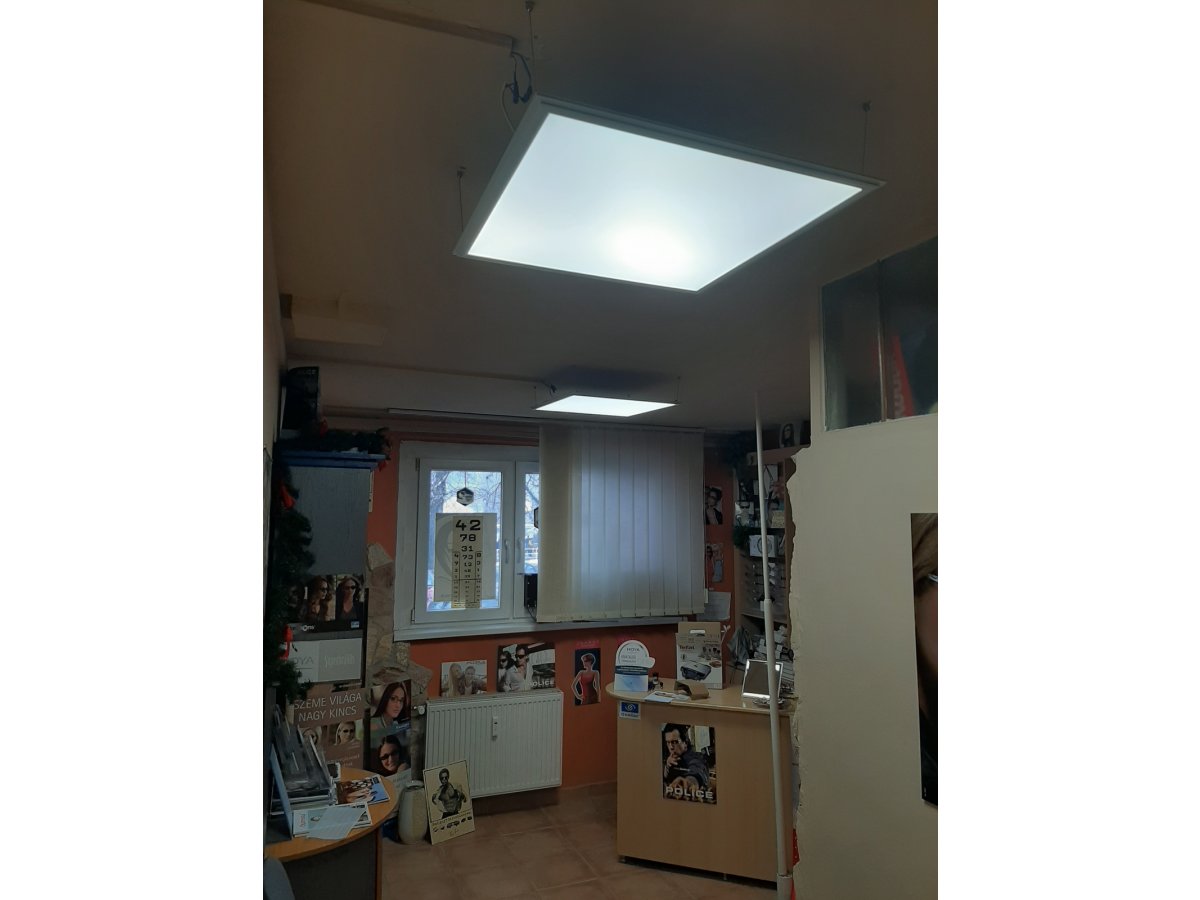 Látszerész üzlet, optika megvilágítása hidegfehér led panel 