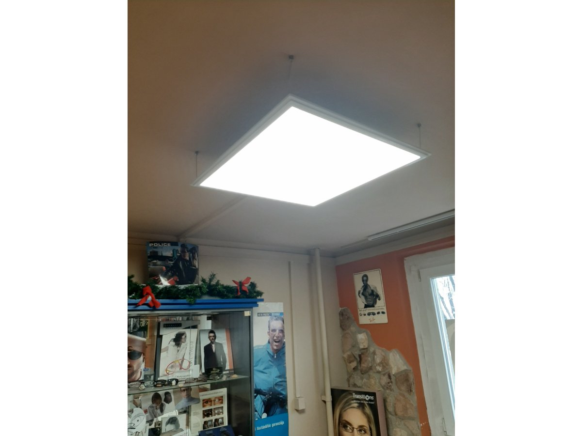 Rövid dróttal felszerelt led panel egy üzlet világítására