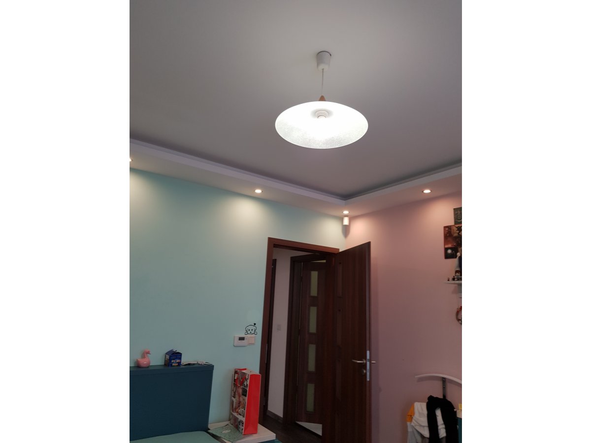 A középponti lámpatest egy 13 wattos led izzó fényével világít