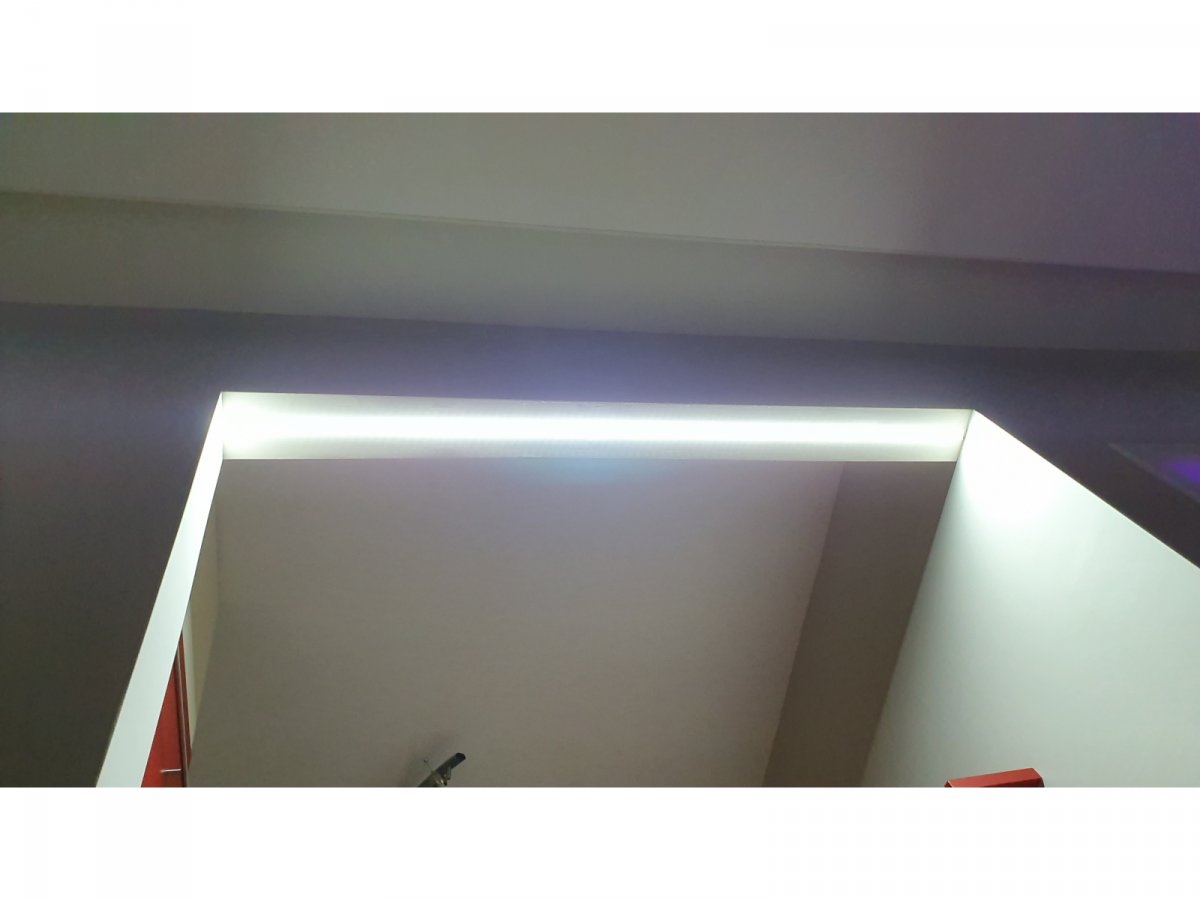 Gipszkarton falnyílásba süllyesztett alu profil, benne LED fénysor