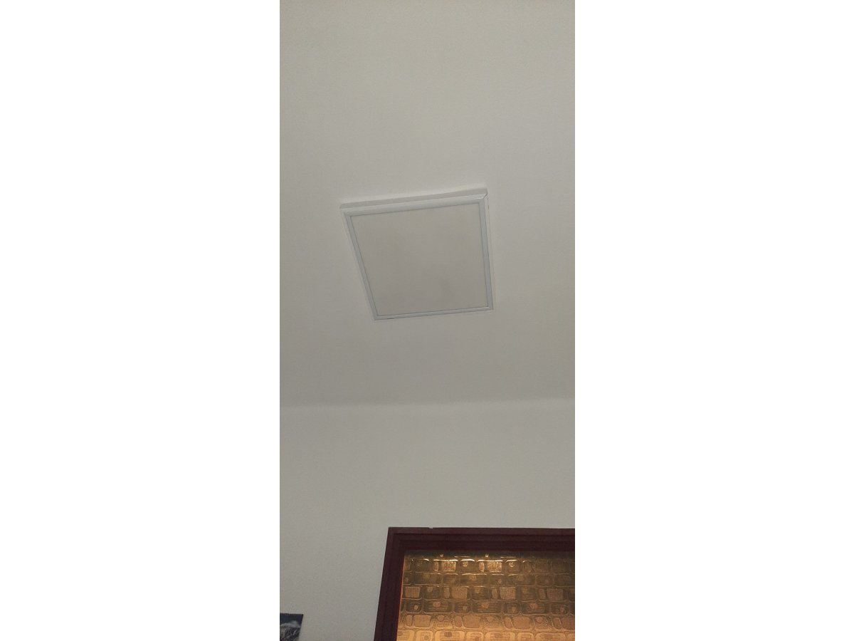Plafonra szerelt led panel, iskolában, energiatakarékos világításhoz