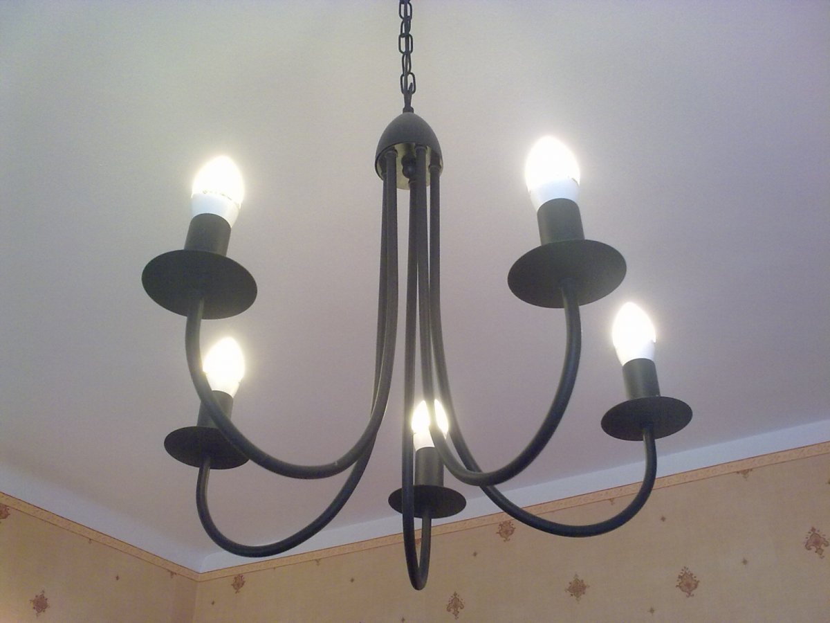 Modern led gyertyák, csillárban 