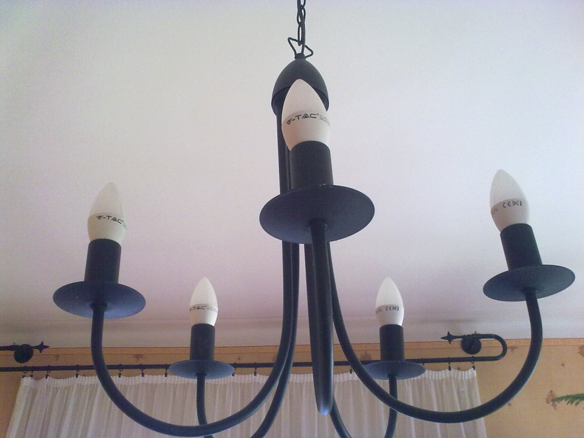 Modern led gyertyák, csillárban, kikapcsolt állapotban
