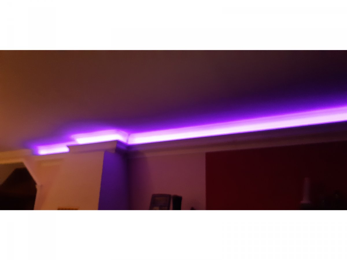 Díszléces rejtett világítás színváltós LED RGB szalaggal - lila