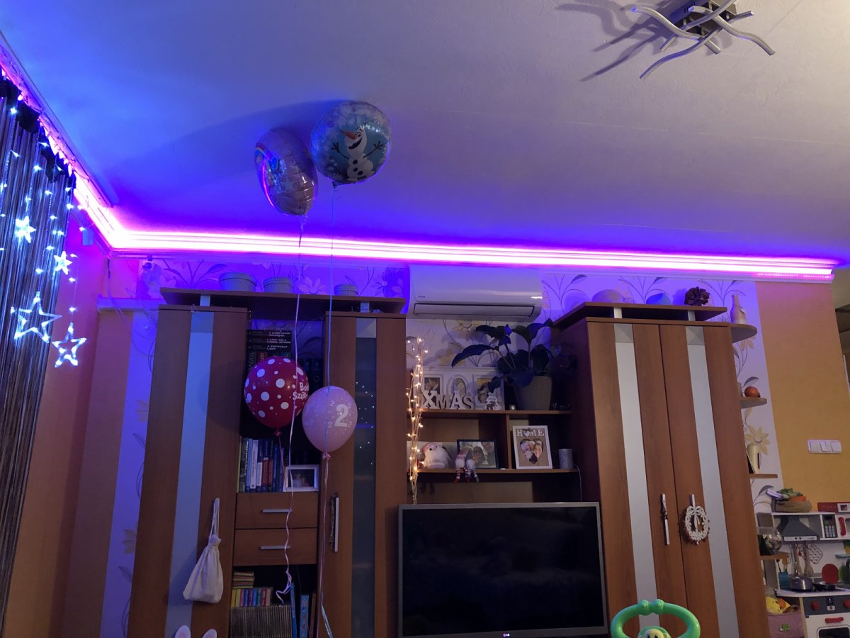 Nappali rejtett RGB LED világítással, valamint karácsonyi fényekkel