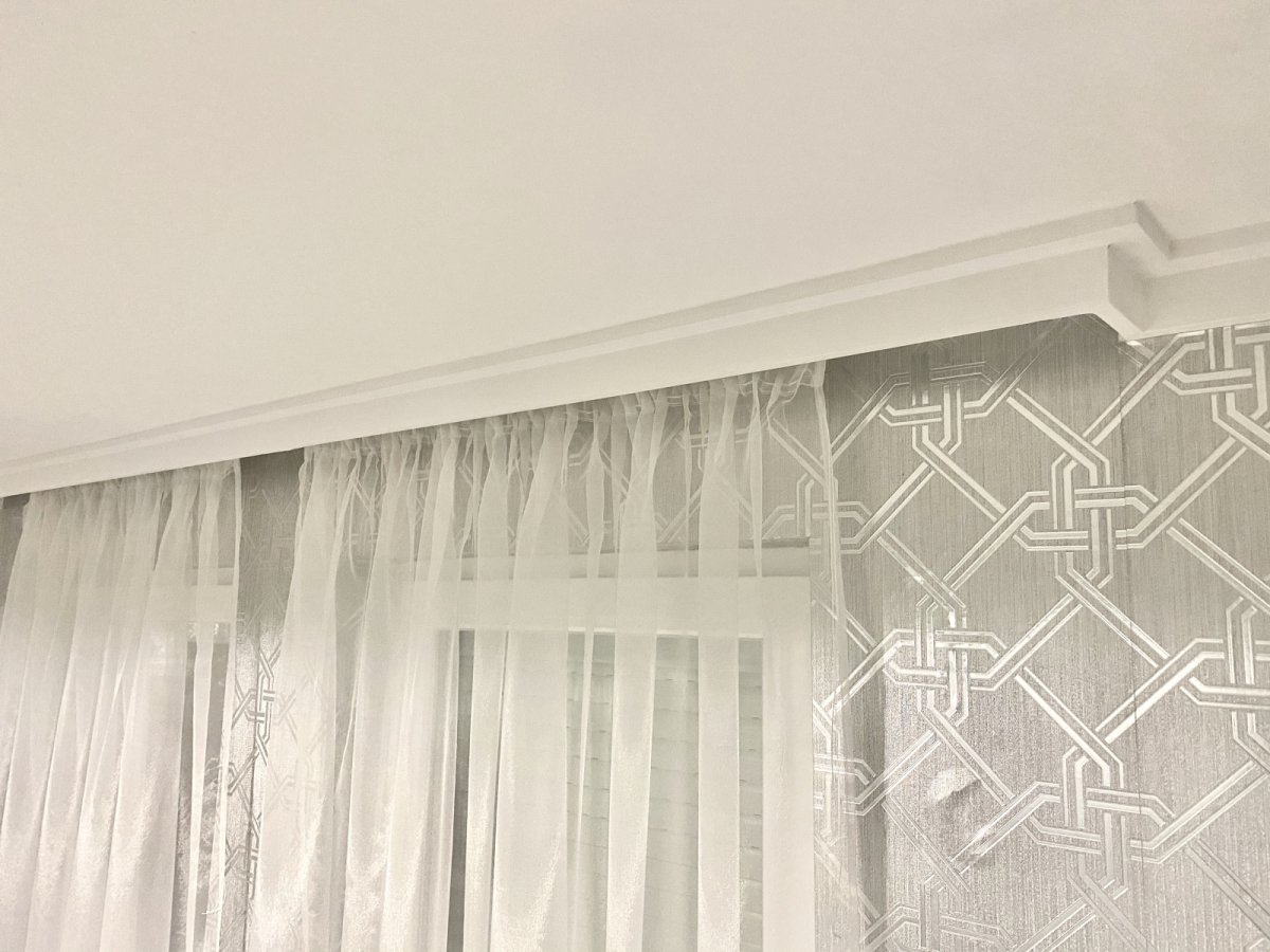 Minimal design holker díszléc, mely karnis kikerülésére is használható