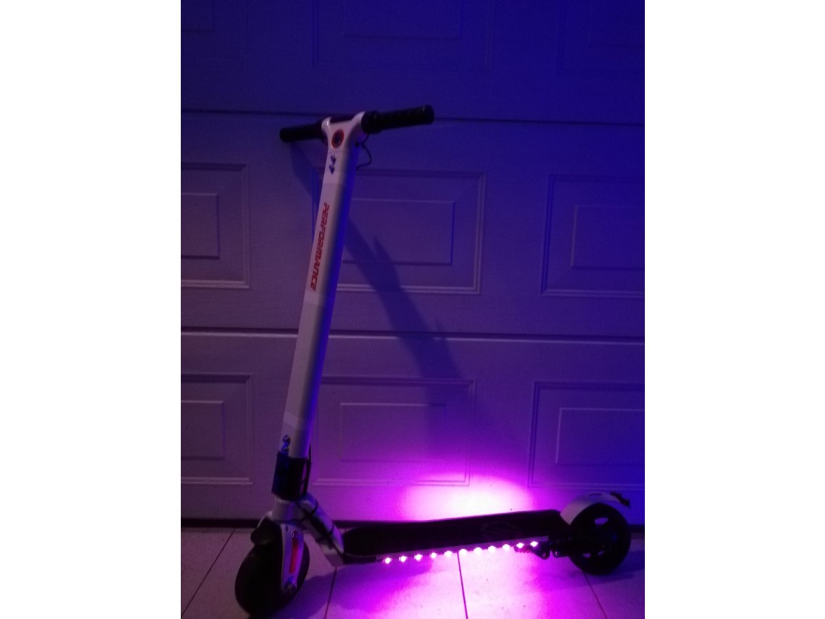 Alsó világítás rollerre: a roller már feladta, de a LED kitart. 