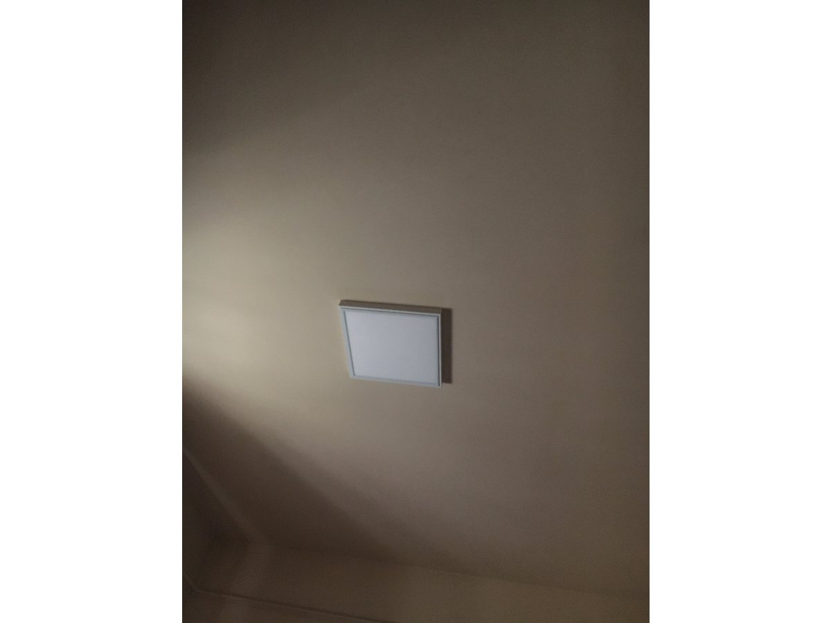 Led panel beépítő kerettel (magasan van, kellett a nagy lámpa)
