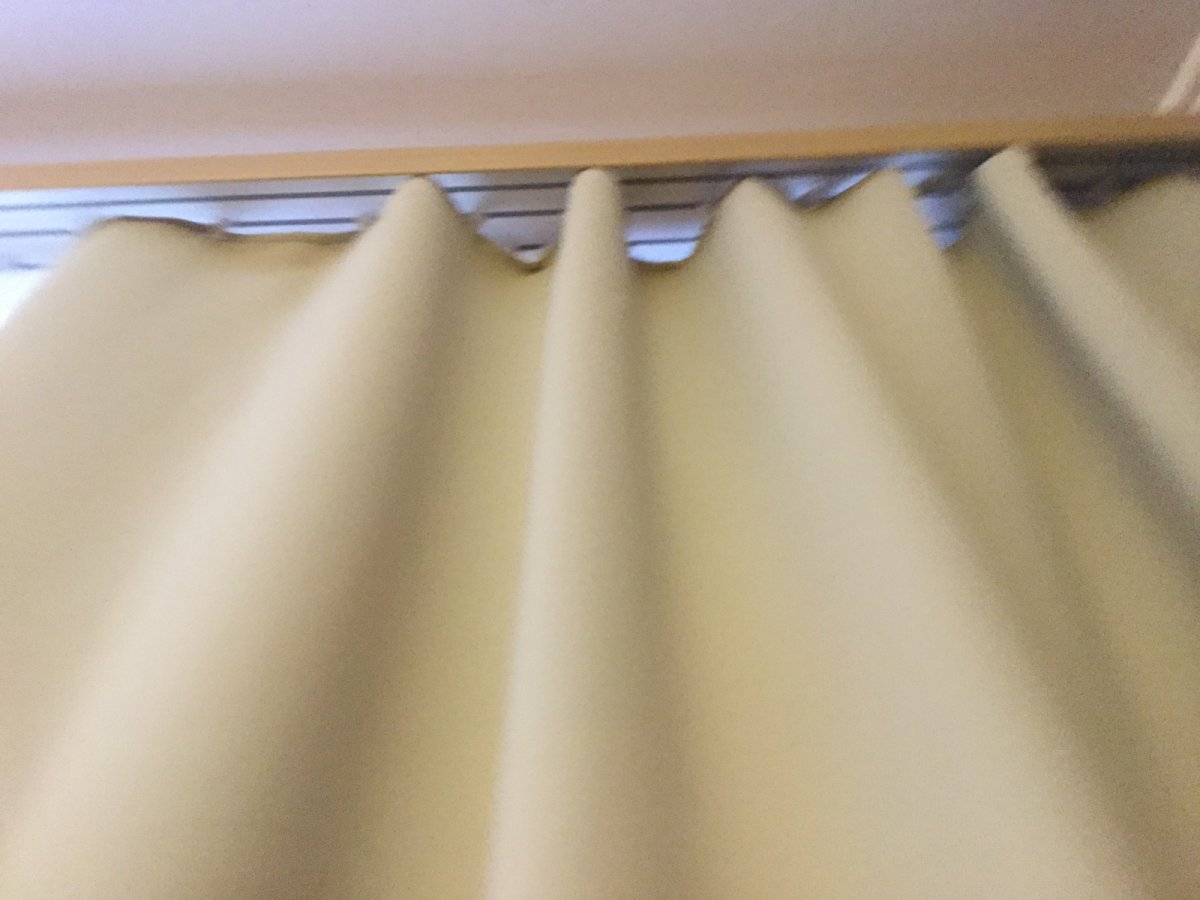 Mennyezeti karnis műanyag, bükk színű előlappal