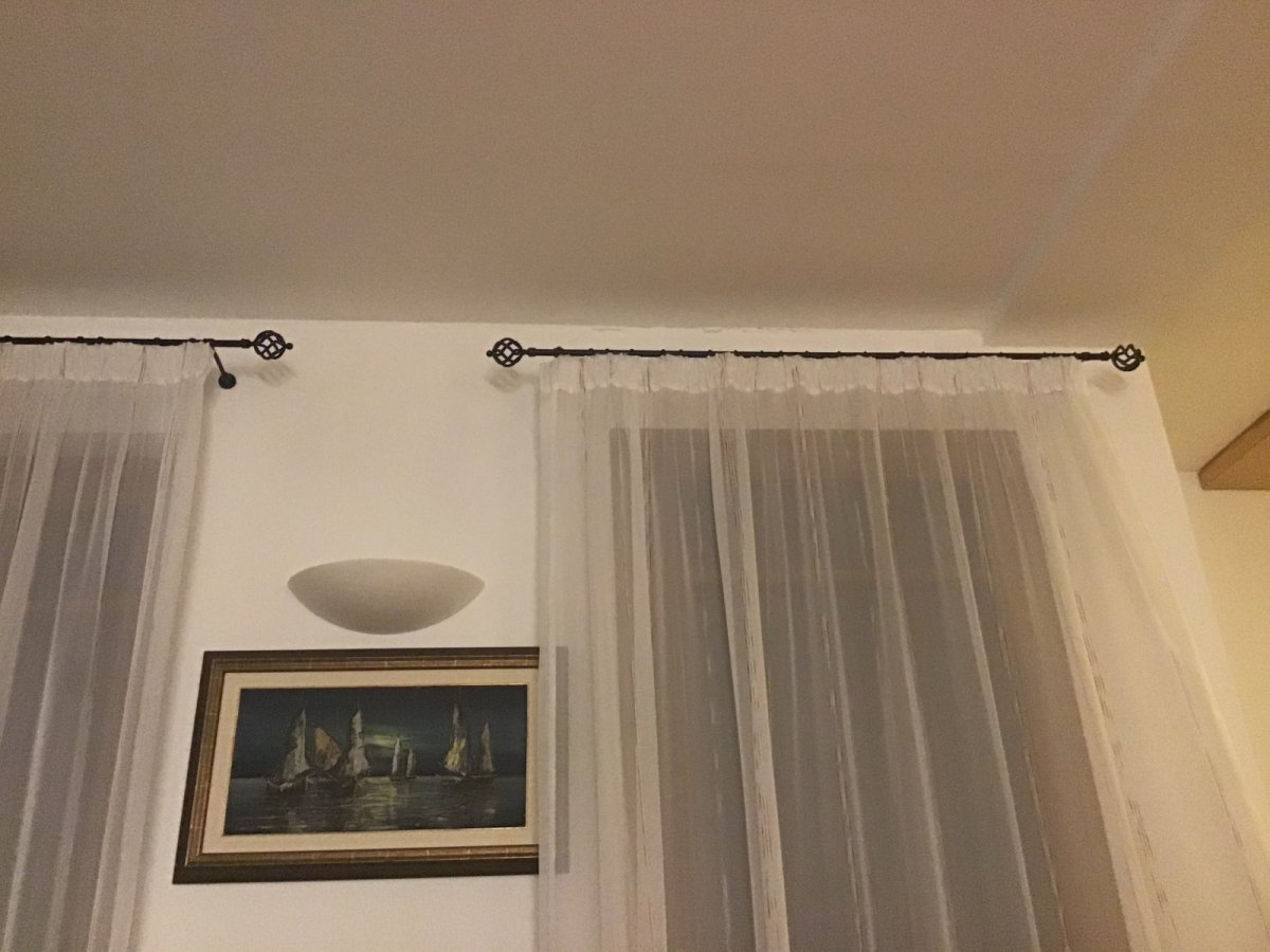 A nappaliban két fekete függönykarnisra szereltük a fehér függönyöket