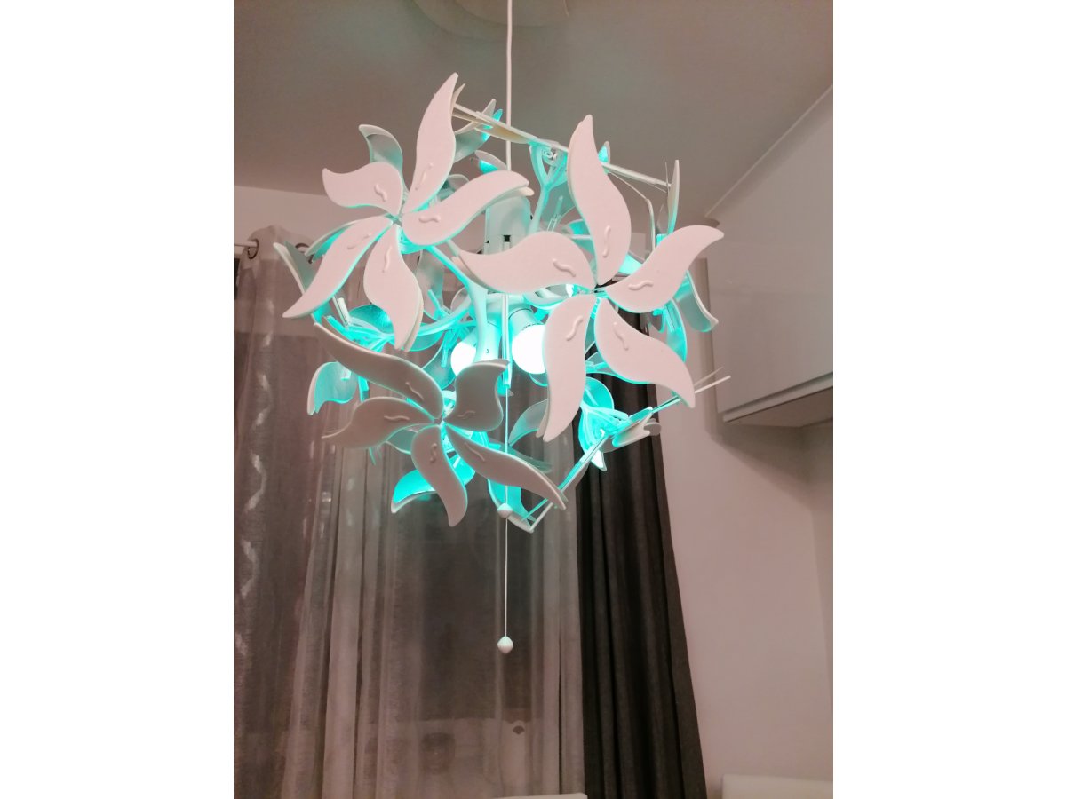 Foglalat átalakítóval egyégős, gyenge fényű ikea lámpából két RGB+fehér led izzós, távirányítós csillár! A távirányítóval megspóroltuk a hűtő mögé eső fali villanykapcsoló átszerelését is...