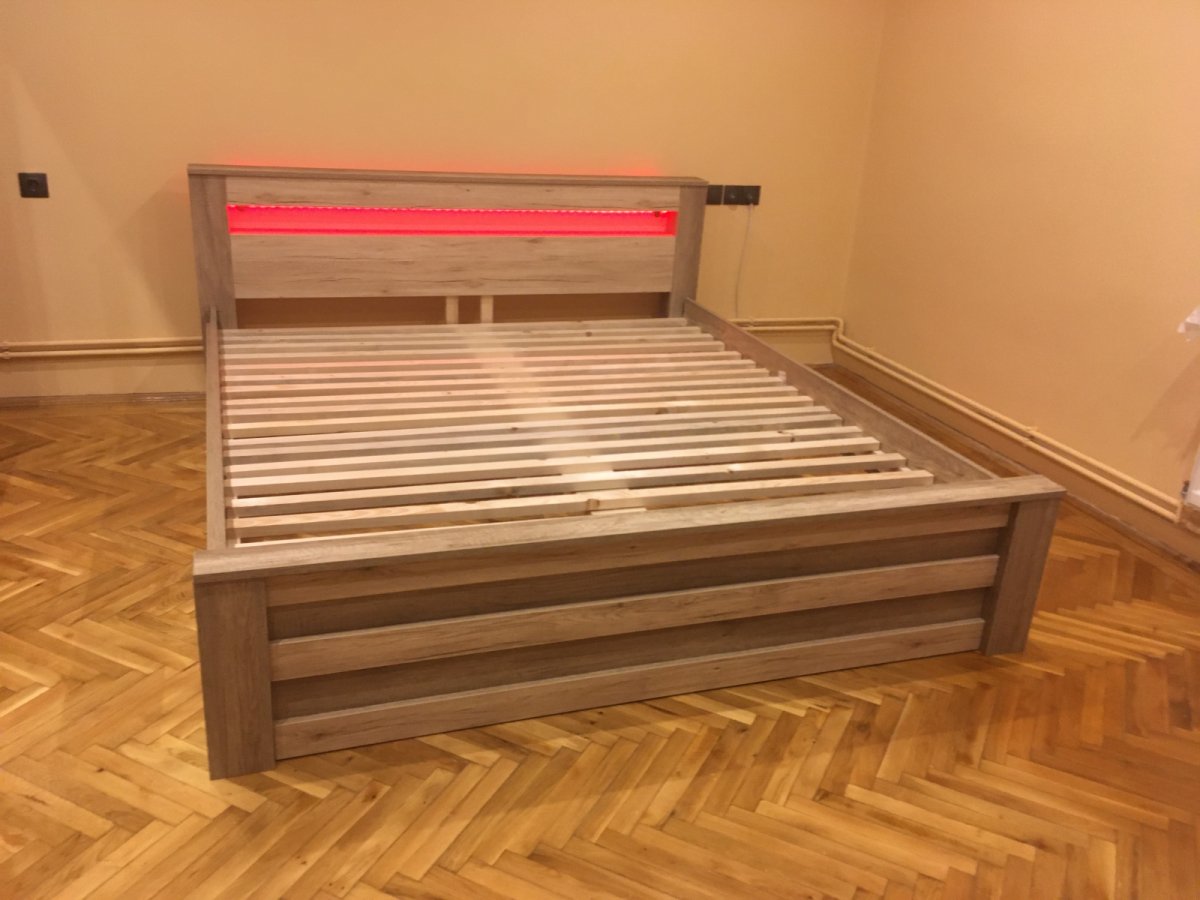 Kétszemélyes fa ágykeret fejtámlájára szerelt színváltós LED 