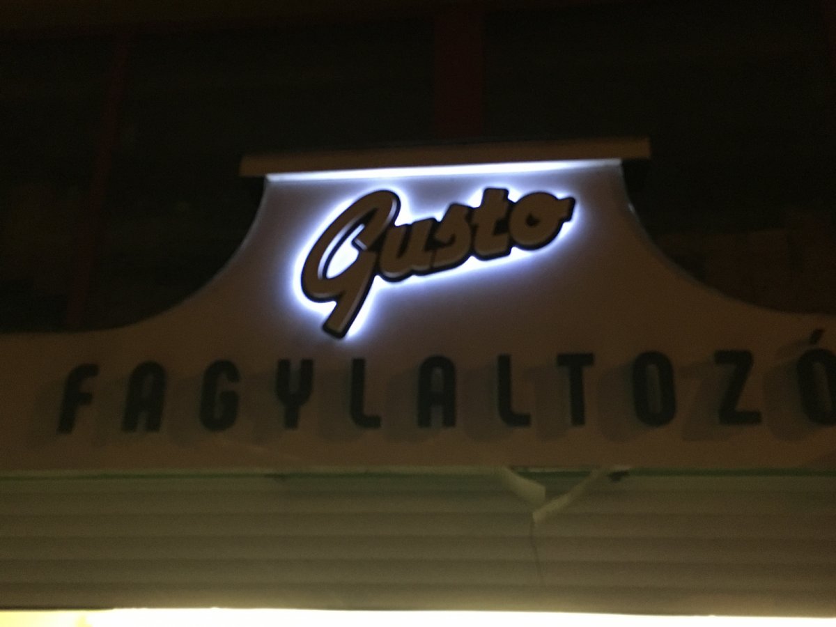 Kültéri világító cégtábla Gusto fagylaltozó 