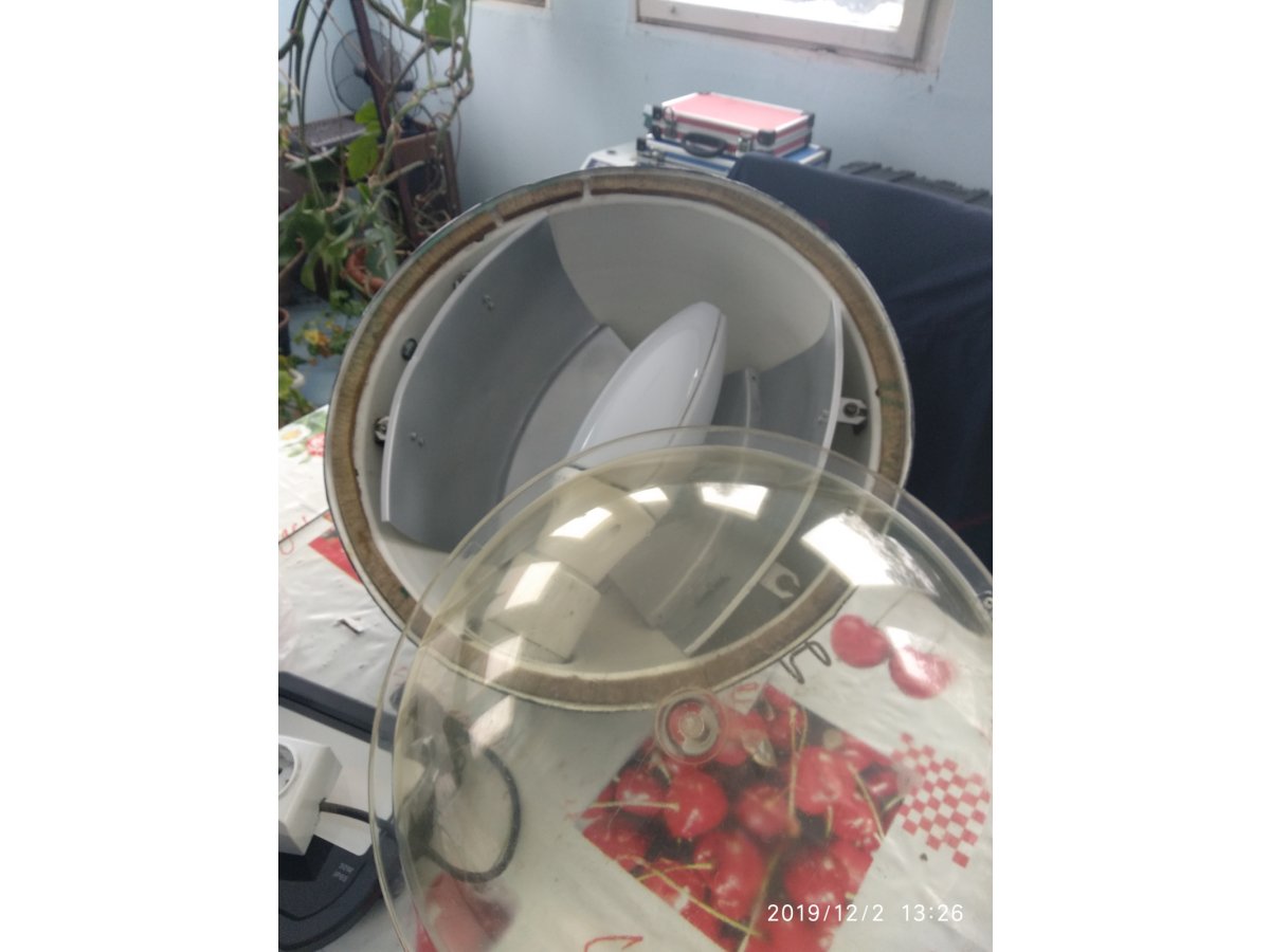 Modern LED lámpa egy régi E40-es lámpatestben