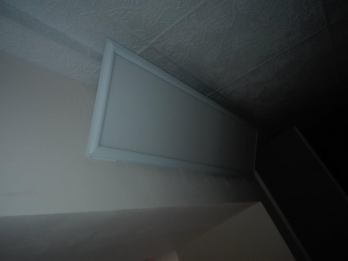 Ferdén felrakott 120x30-as led panel, így világítja meg legjobban a szobát 