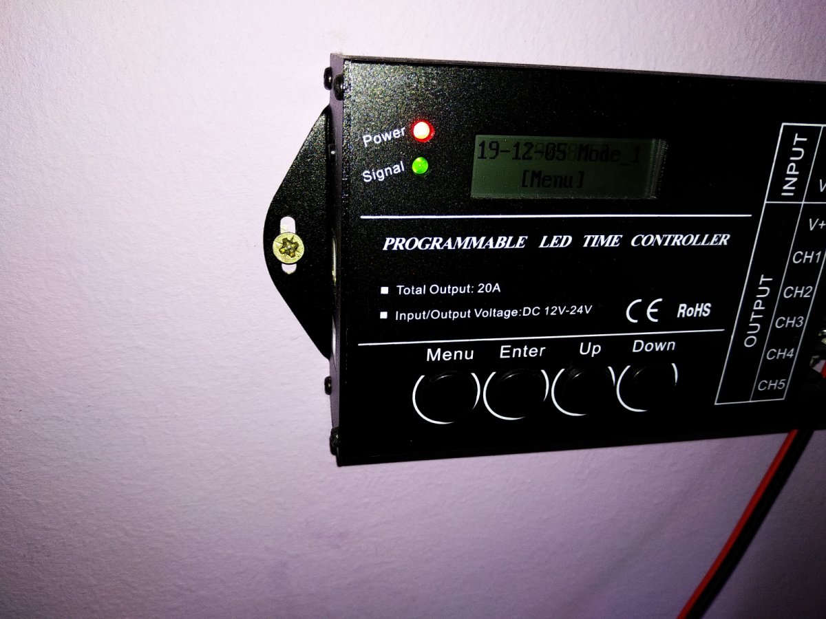 Programozható led vezérlő, az akasztófüleknél a falra szerelve