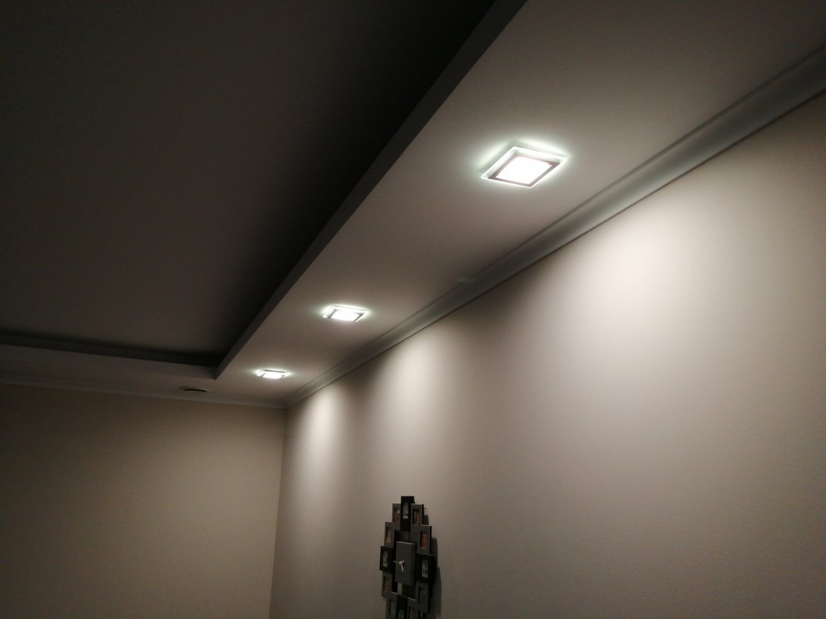 Spotlámpáők helyett kis méretű, 6 Wattos LED paneleket használtunk a gipszkartonba
