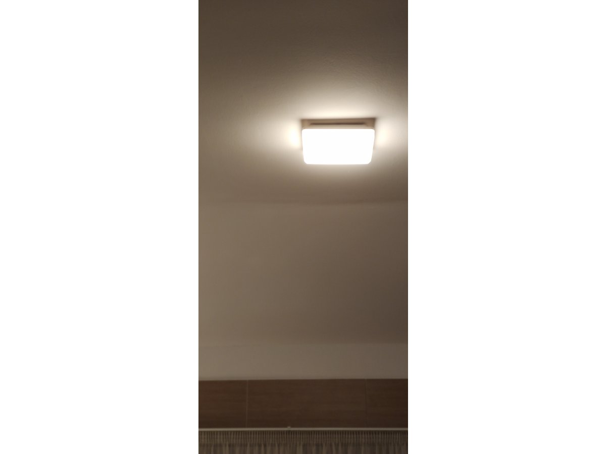 Melegfehér led fényű plafonvilágítás fürdőben