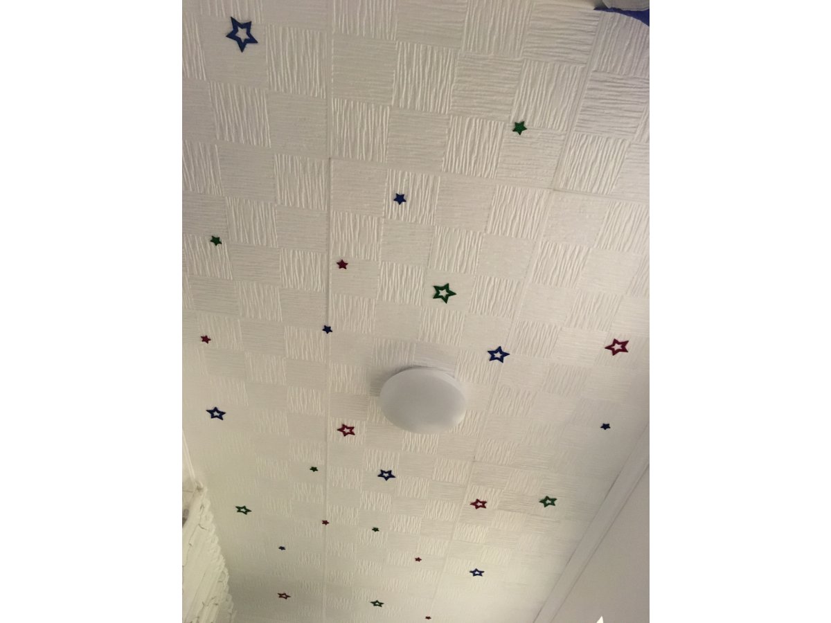 Hungarocell álmennyezet lappal burkolt mennyezet, rajta LED UFO lámpa 
