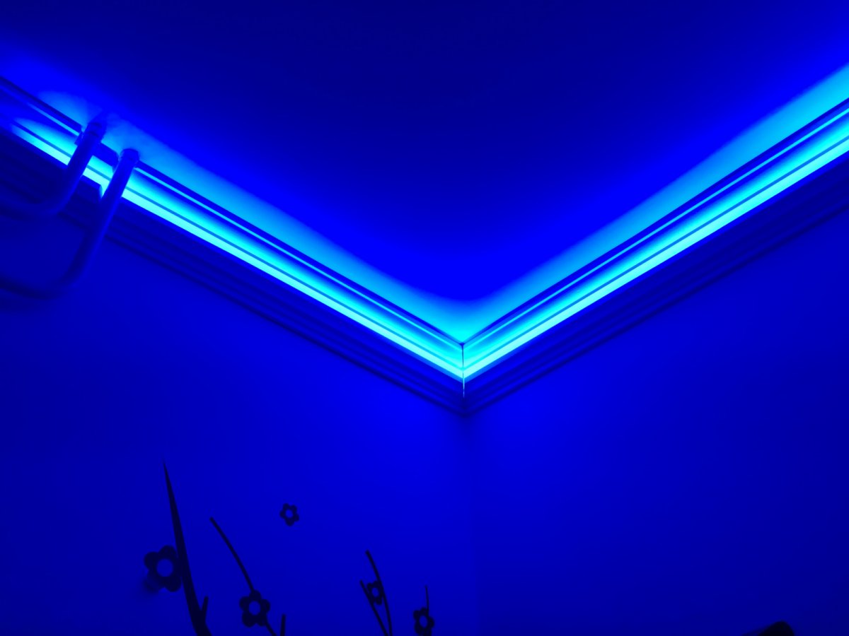 Fürdőszoba RGB világítás rv1 díszlécben