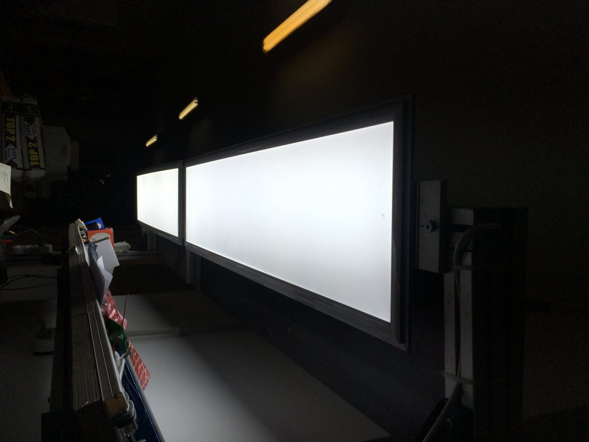 Műhelyasztal világítás bekapcsolt led panel fénye