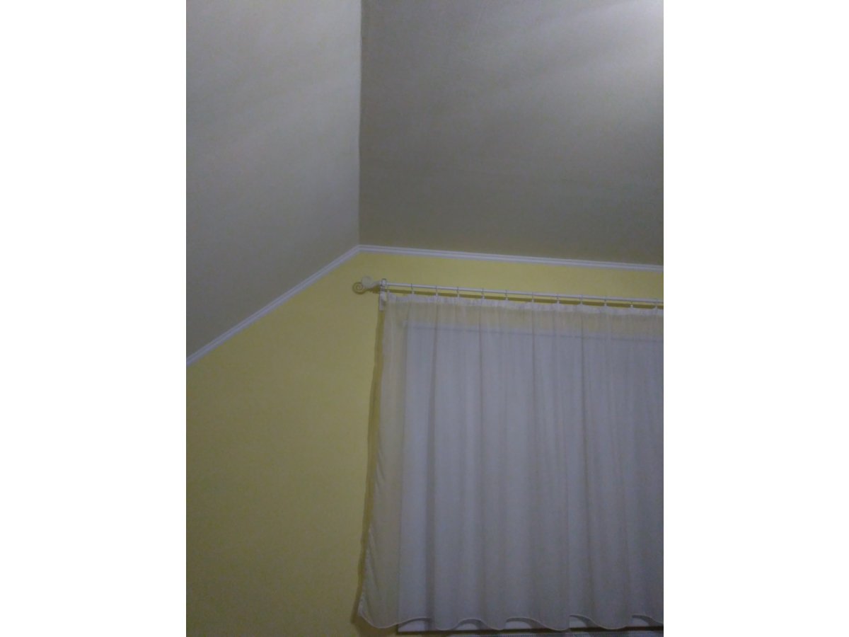 Sárga falú tetőtéri szoba