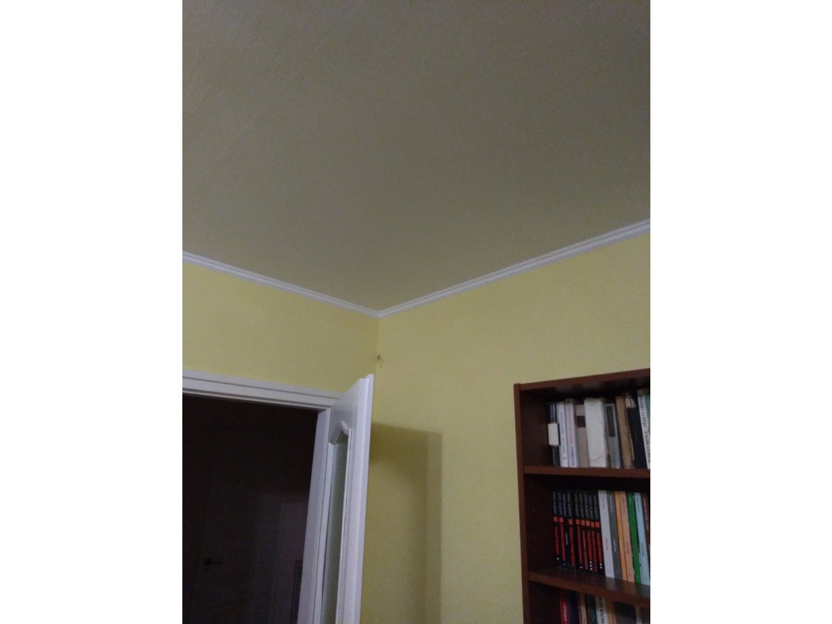 Kis méretű díszléc tetőtéri szoba falainak találkozási pontjához rakva