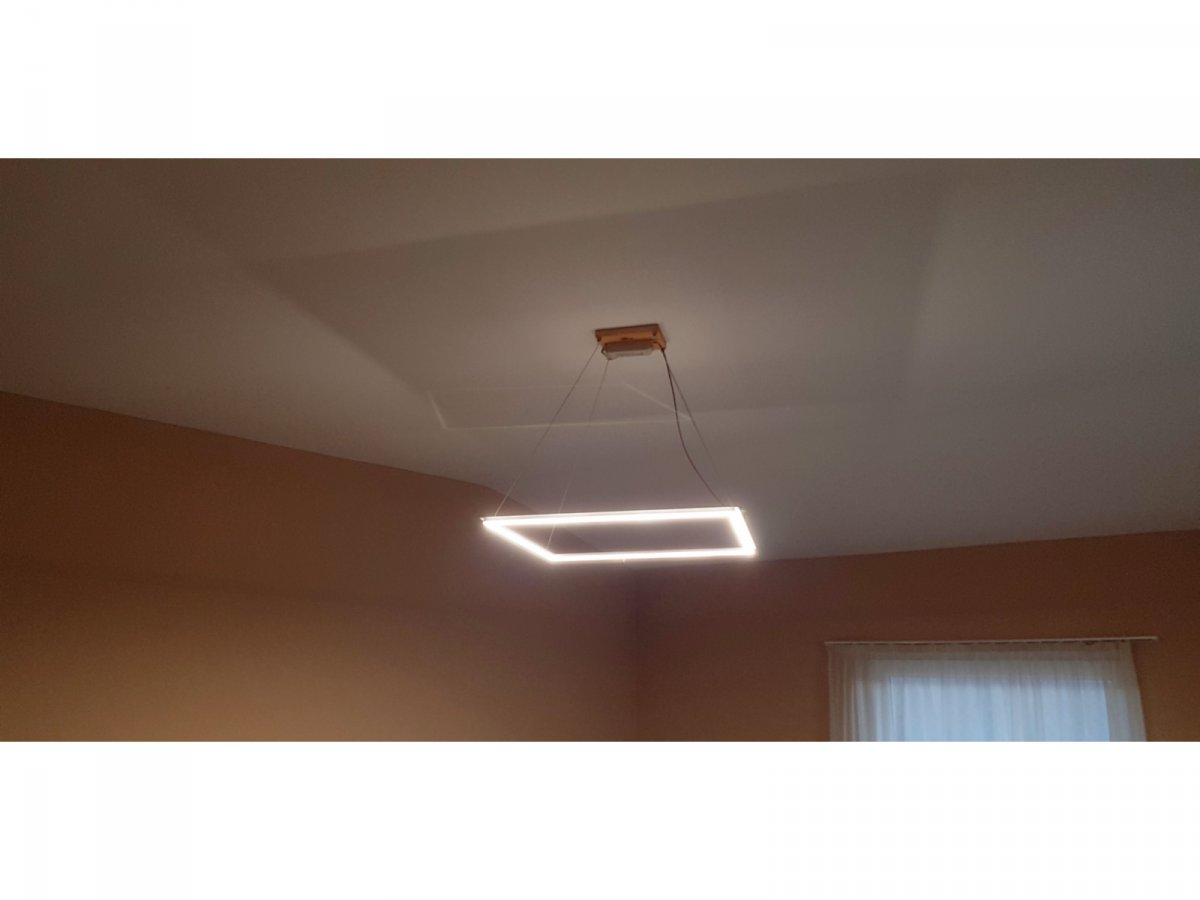 Avar függeszték: 40 wattnyi led fény világít négyzet alakban