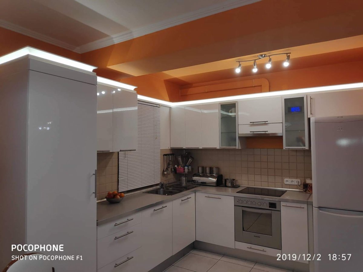 A konyhabútor tetején íves párkányban helyezte el az asztalos a led rejtett világítást