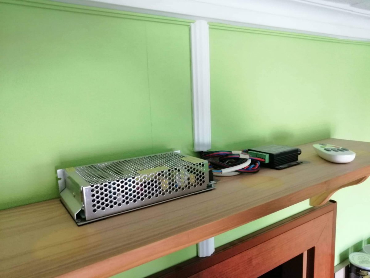 RGB LED világítási rendszerhez utólag beépített music led vezérlő (színváltó program a zene ütemére)