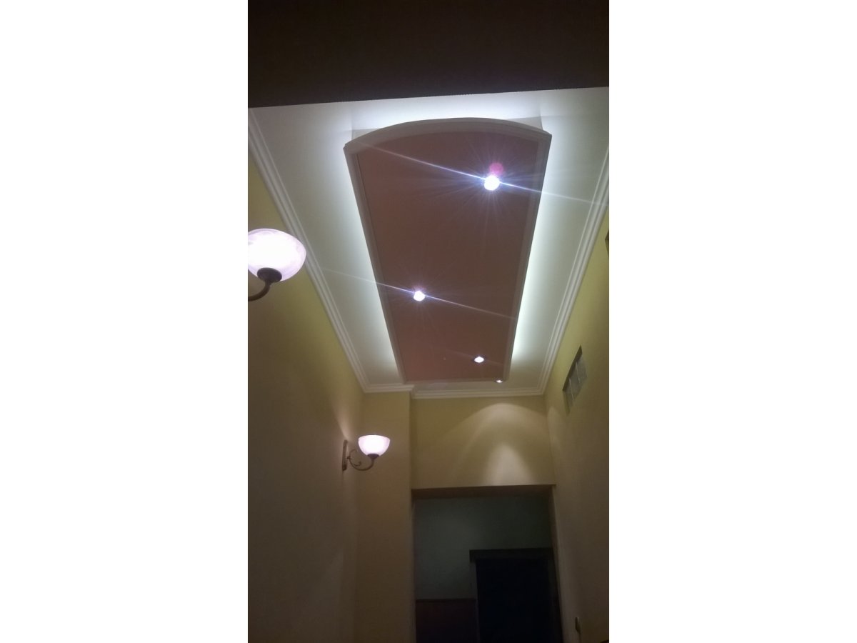 Folyosó gipszkartonnal és 3 darab spotlámpával, rejtett led fénnyel 