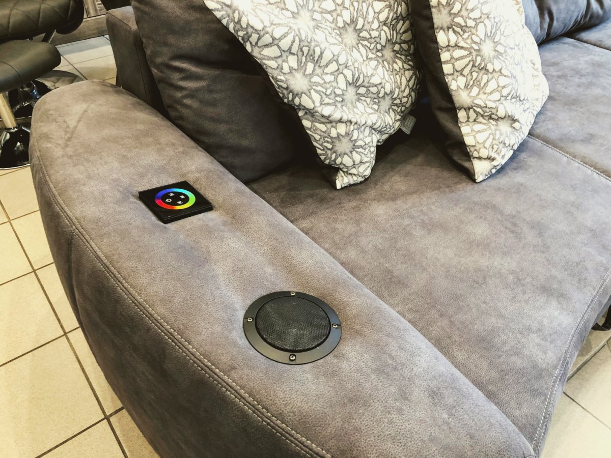 Érintős színváltós rgb led vezérlő, a kanapén ülve is lehessen a fényt szabályozni
