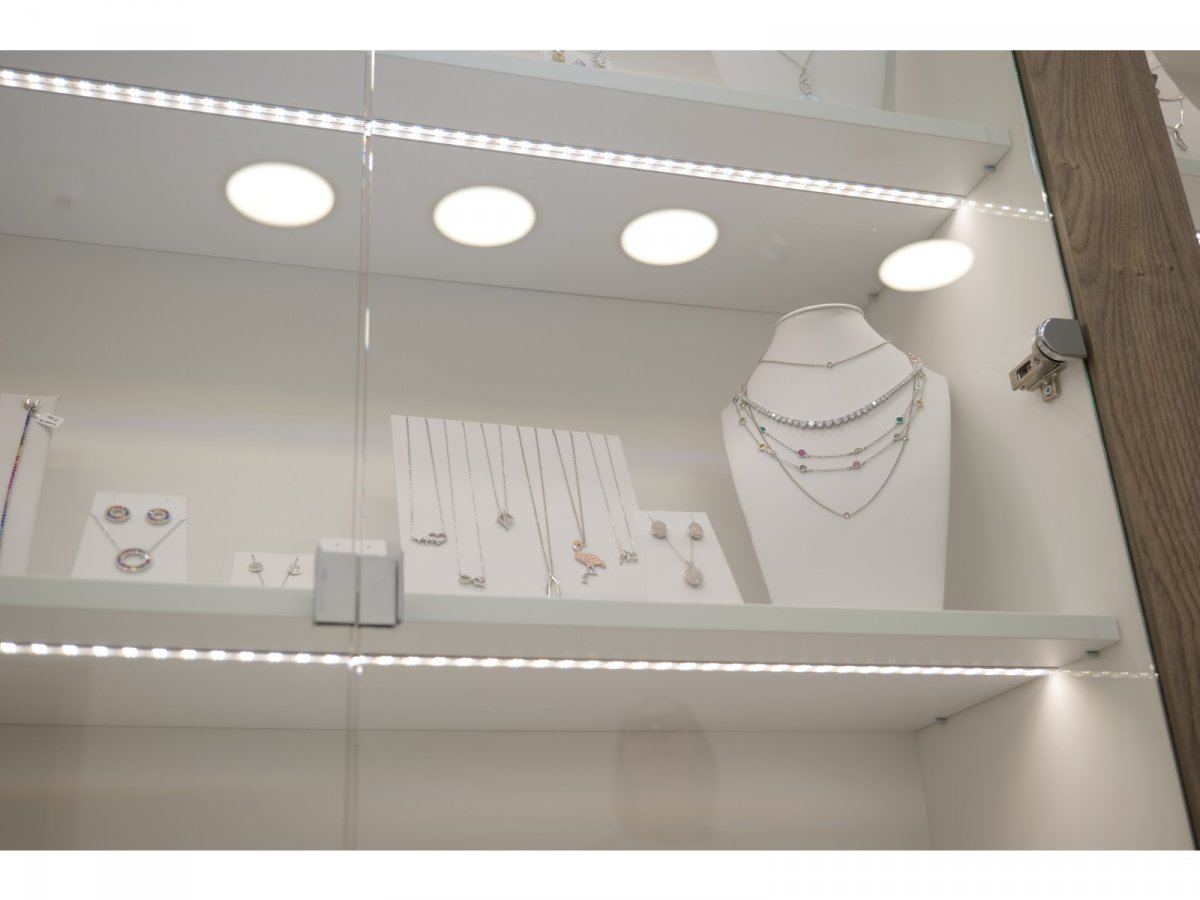 LED szalag ékszerbolt polcain