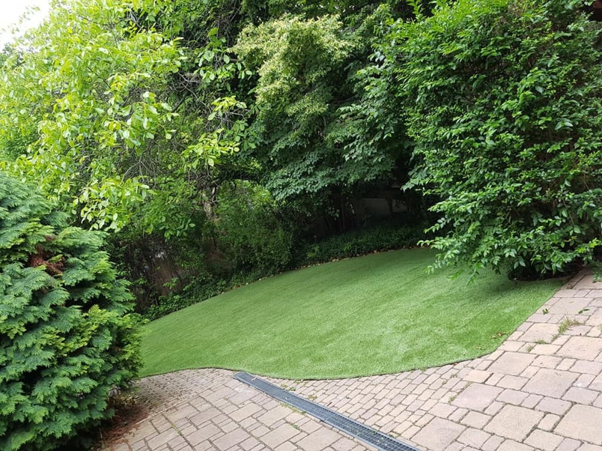 30 mm magas Nortene Zurich műfű budapesti kertben térkő mellett