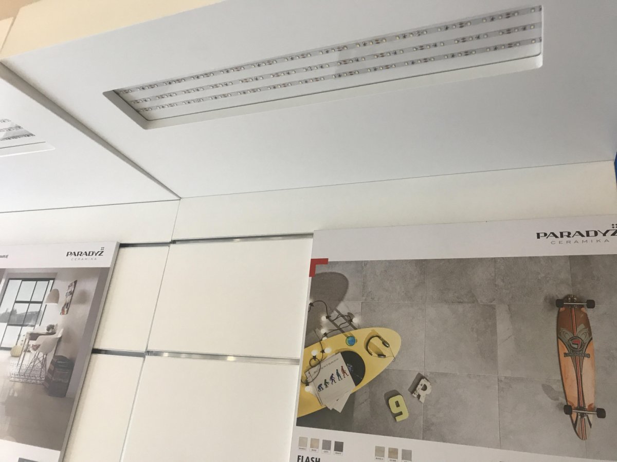 Csempe bemutató fal led világítással