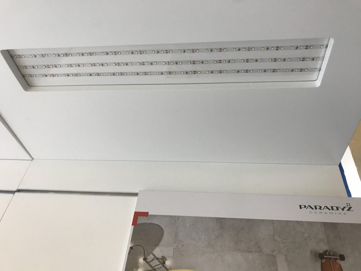 Paradyz csempe bemutató display szalagos felső fénnyel
