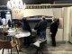 Stand dekoráció fekete falon arany dekorléc