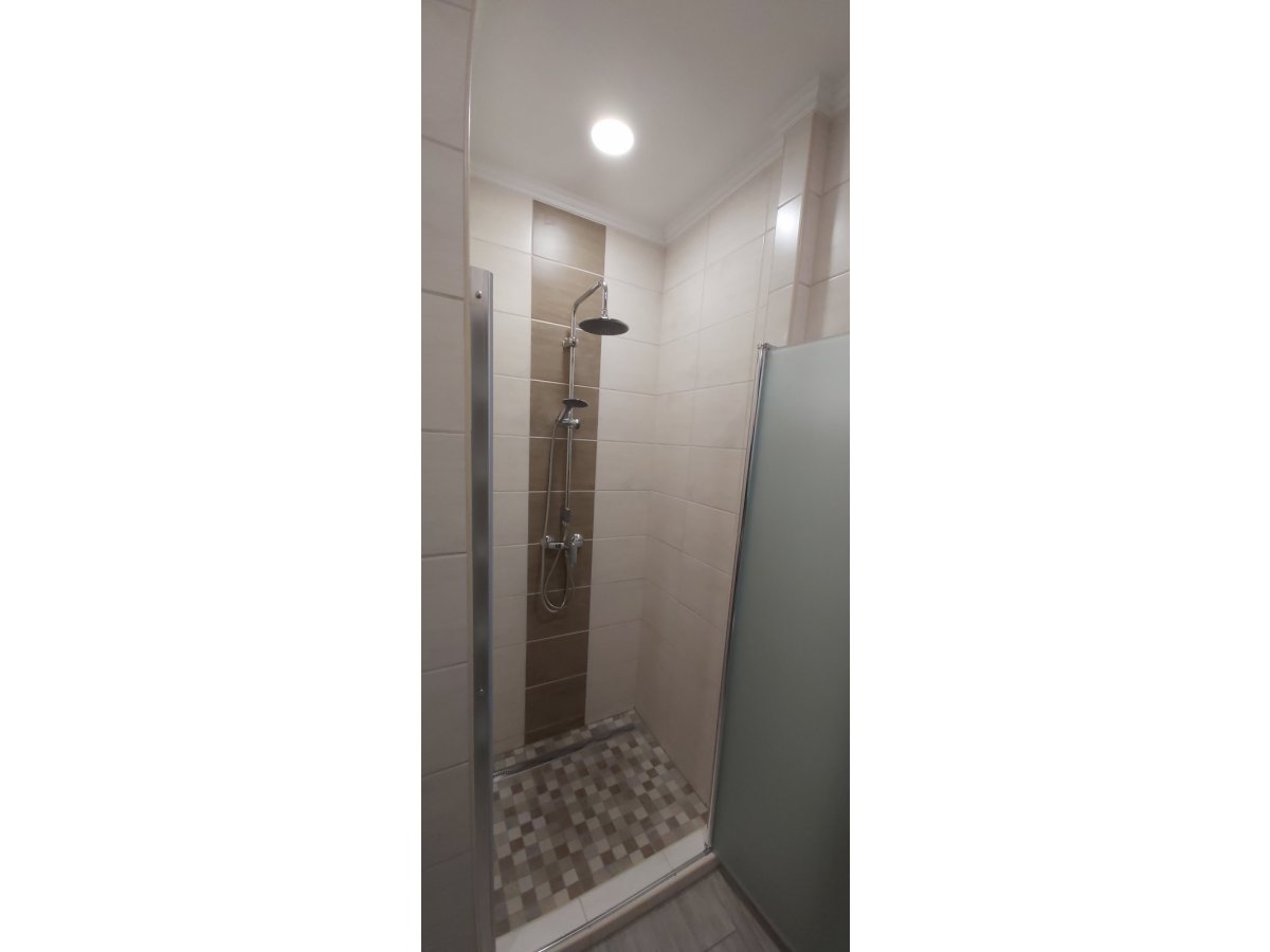 Zuhanyzó felé beépített vízálló LED panel 
