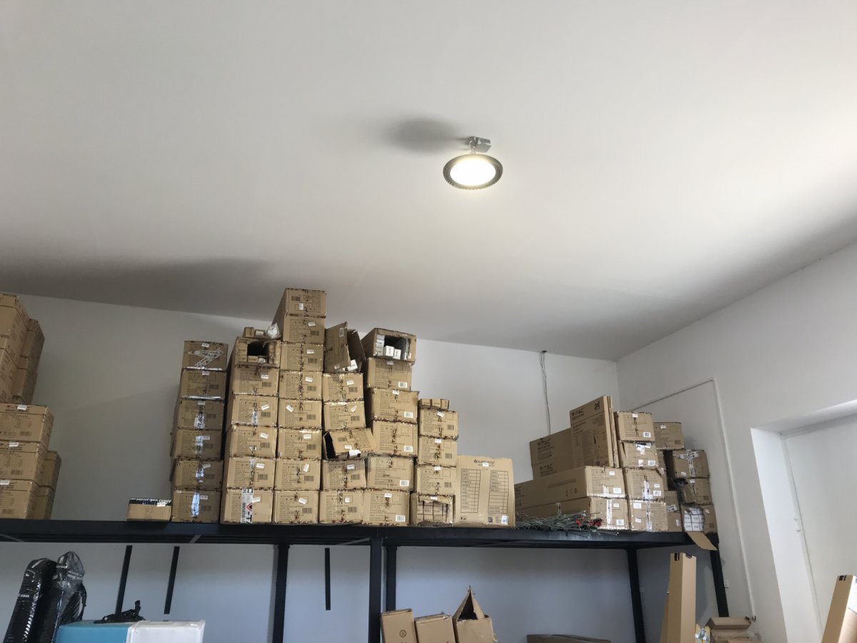 Kisebb raktár világítása LED csarnoklámpával