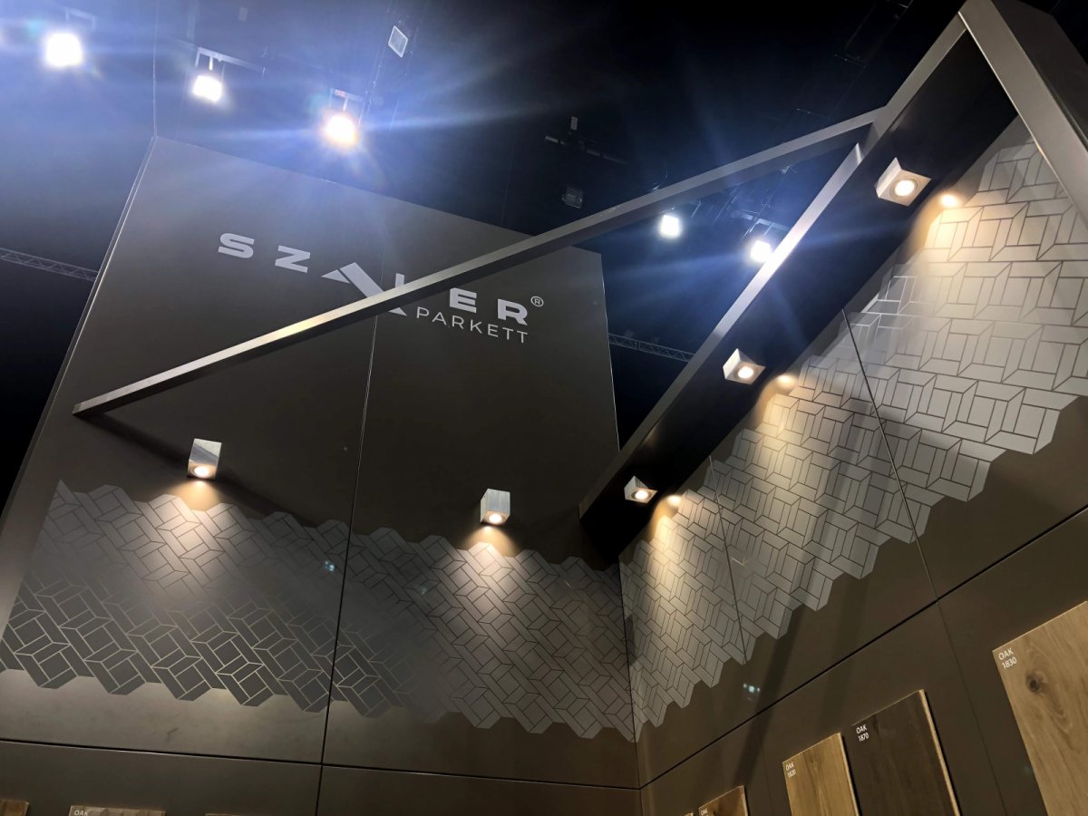 Szauer parkett stand modern megvilágítással