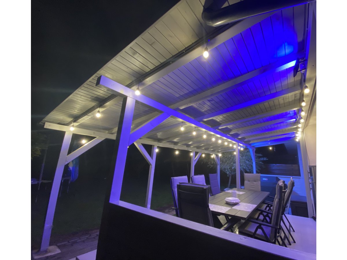 Terasz dekoráció fényfüzérrel és RGB reflektorokkal