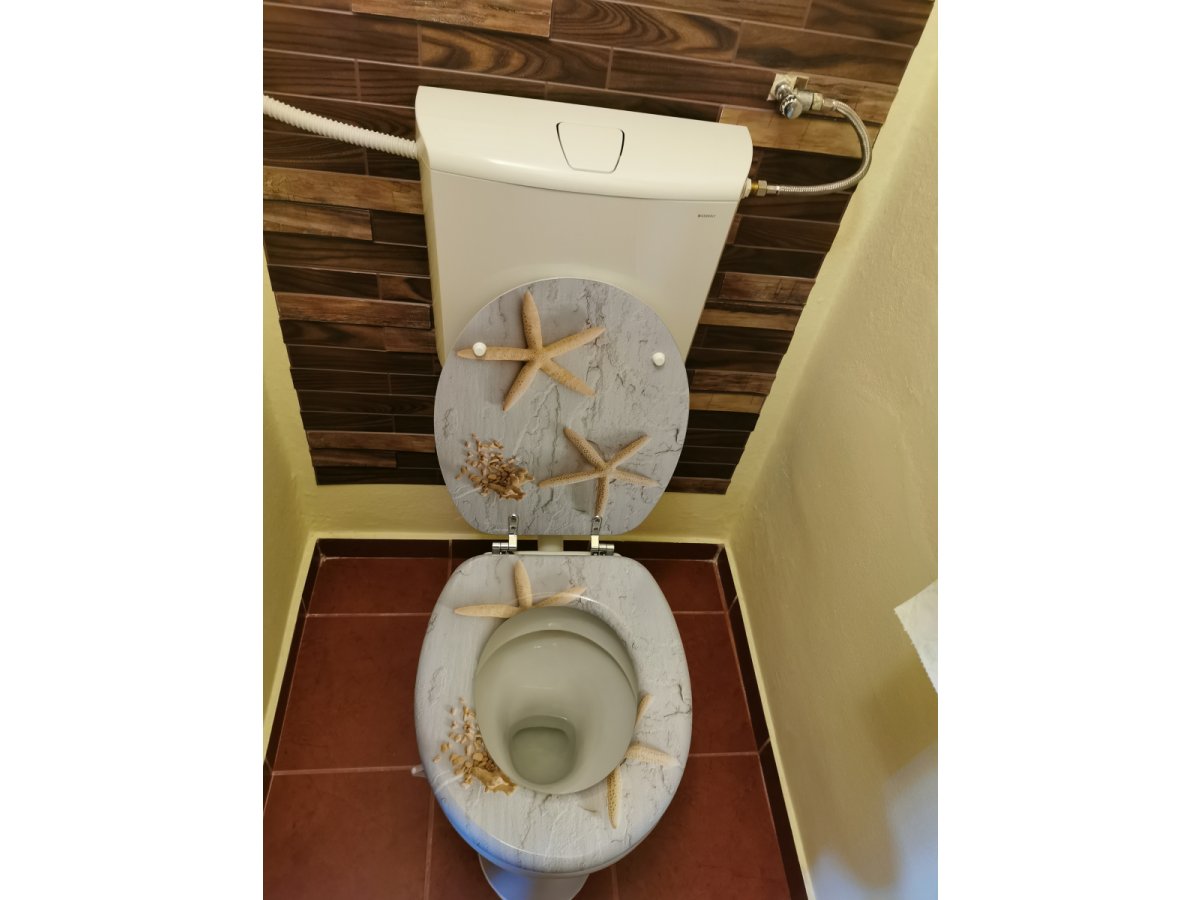 Parketta mintás fal wécé falára felrakva 