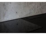 Beton konyhai hátfal, fekete munkalappal, fekete beépíthető GTV konnektorral - lecsukva