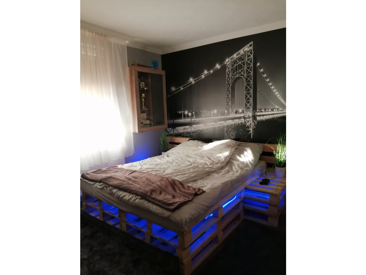 Raklapágy, beltéri led szalag világítással