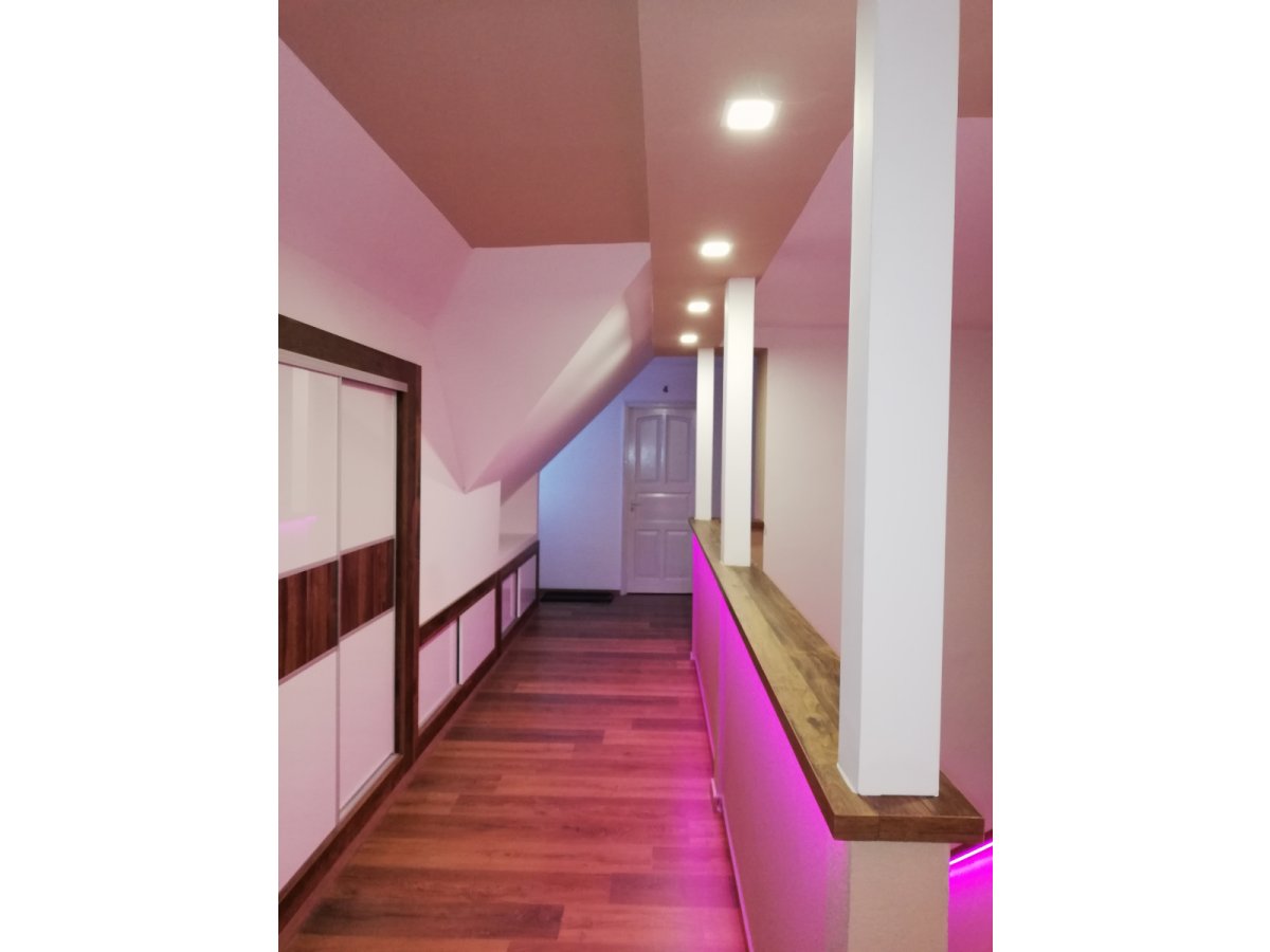 Emeleti folyosó RGB LED szalaggal